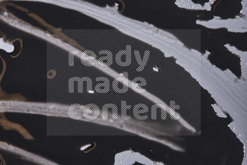 لقطات مقربة لأشكال مختلفة مرسومه باللون الأسود