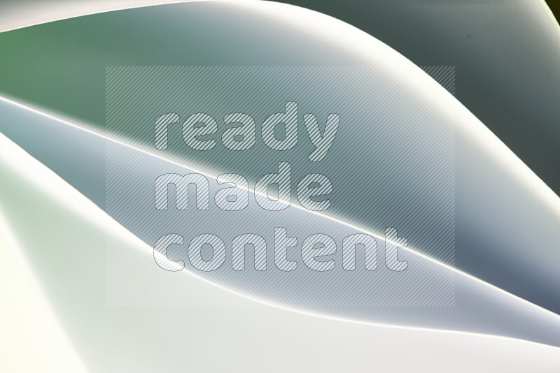 هذه الصورة تعرض تكوين فن الورق التجريدي مع منحنيات ورقية بتدرجات اللون الأخضر والأبيض المكونه بواسطة الضوء الملون