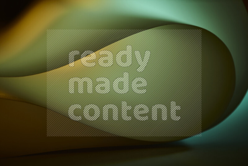 فن تجريدي يعرض منحنيات وتدرجات اللون الأخضر والبرتقالي مكونه بضوء ملون