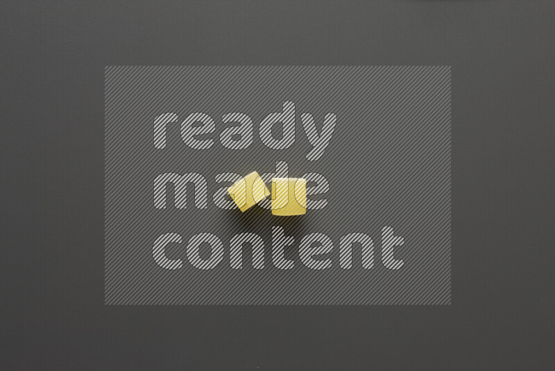 معكرونة خواتم علي خلفية رمادية