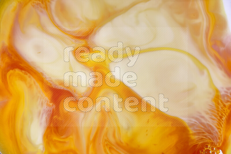 لقطة مقربة لأنماط دوامية باللون البرتقالي والأحمر والأبيض