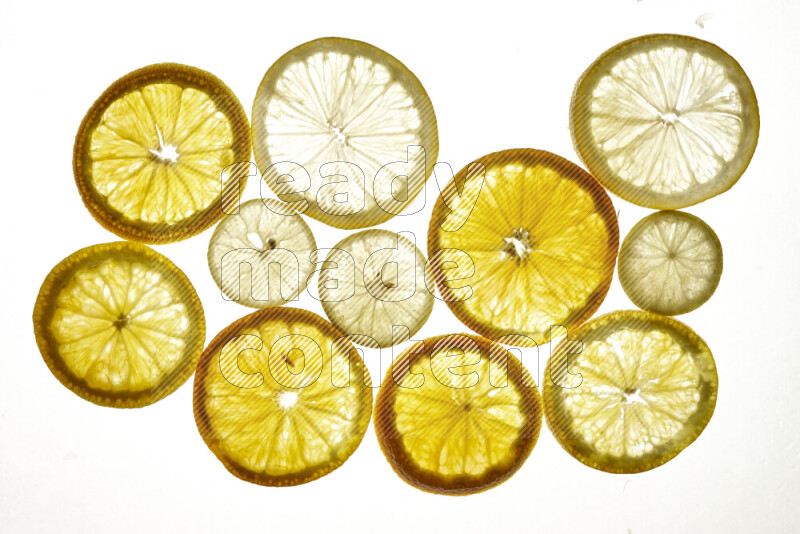 شرائح خضراوات وفواكه متنوعة علي خلفية بيضاء مضيئة