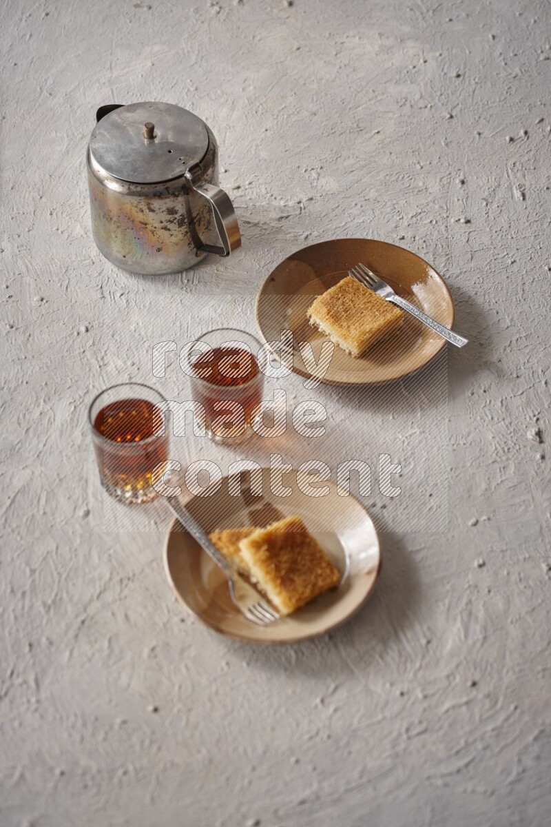 كنافة مع الشاي علي خلفية بيضاء خشبية