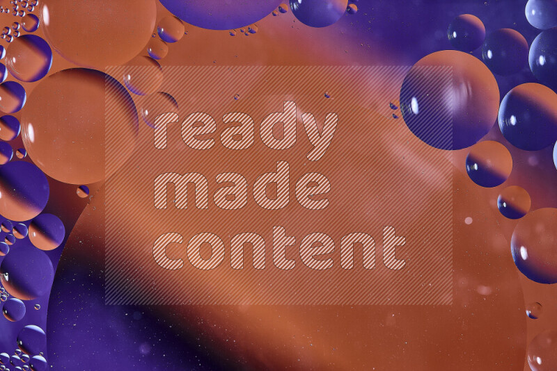 لقطات مقربة لفقاعات من الزيت على سطح الماء باللون البرتقالي والأرجواني