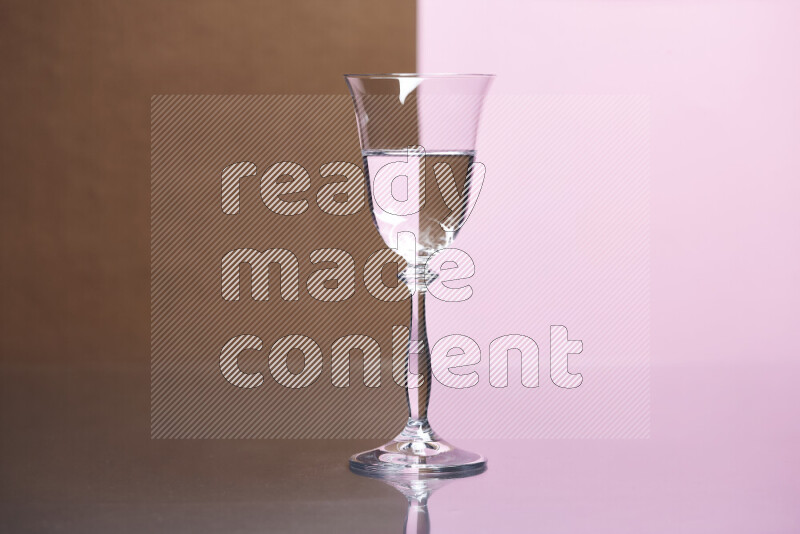 تظهر الصورة أواني زجاجية ممتلئة بالماء موضوعة على خلفية من اللونين البني والوردي