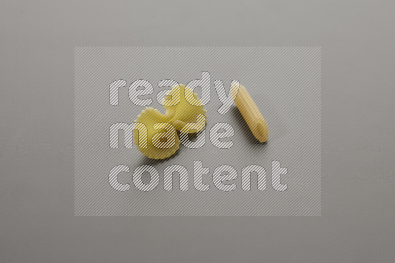 معكرونة فيونكة مع أنواع أخري من المعكرونة علي خلفية رمادية