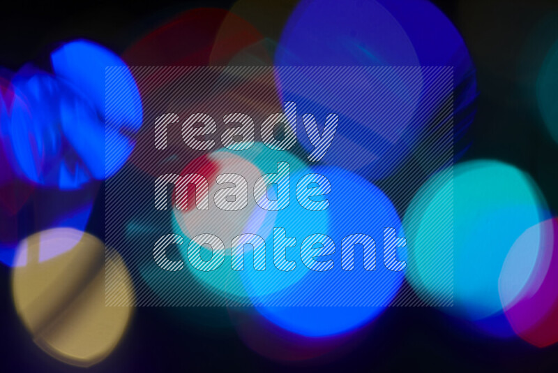 مصابيح ملونة علي خلفية سوداء