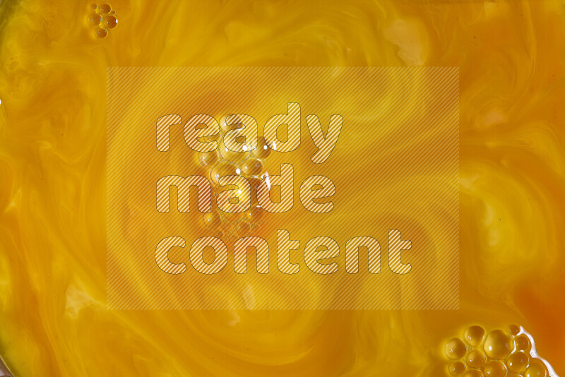 لقطة مقربة لأنماط دوامية باللون البرتقالي