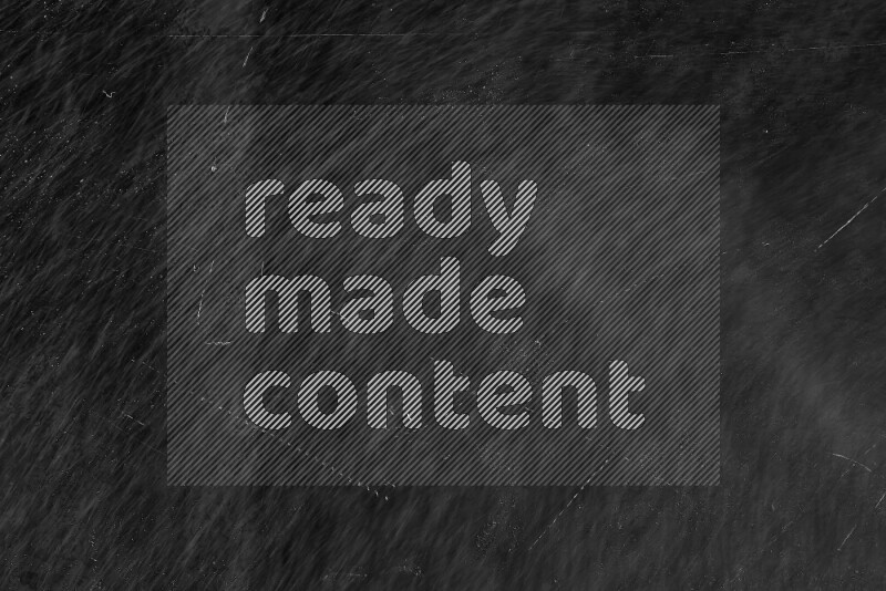 تظهر الصورة خدوش علي سطح من الزجاج علي خلفية داكنة