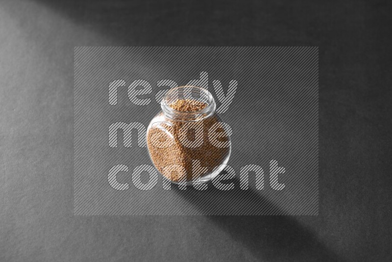 حبوب الخردل في وعاء زجاجي علي خلفية سوداء