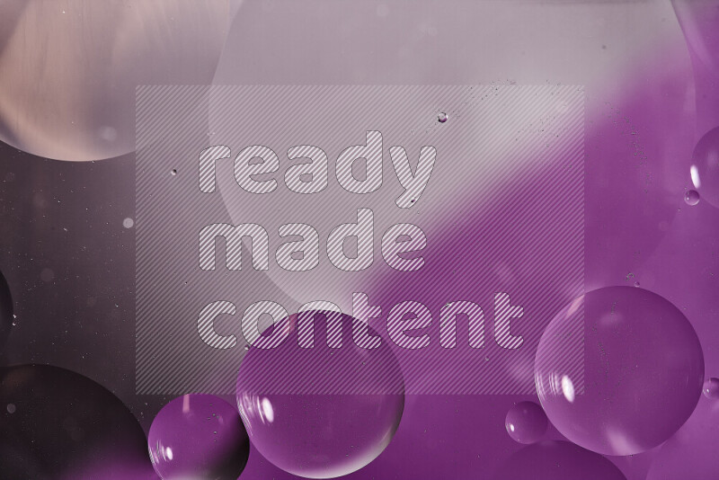 لقطات مقربة لفقاعات من الزيت على سطح الماء باللون الأبيض والأرجواني