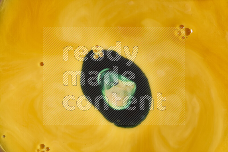 لقطة مقربة لأنماط دوامية باللون البرتقالي والأخضر