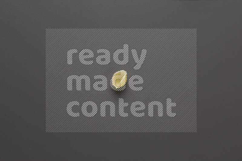 معكرونة ودعة علي خلفية رمادية