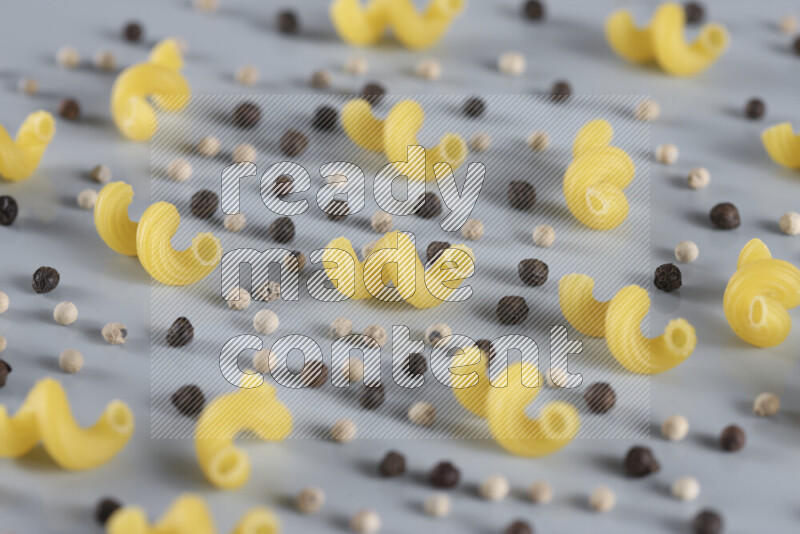 معكرونة مع مكونات متنوعة من الطماطم والثوم والبصل والفلفل الأحمر والفلفل الأسود والفلفل الأبيض وأوراق الغار وإكليل الجبل والهيل و مشروم على خلفية زرقاء فاتحة