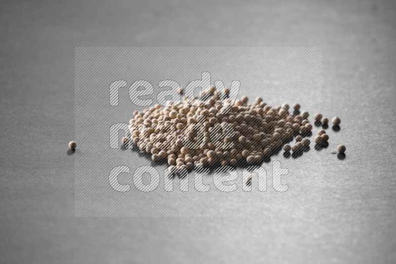 الفلفل الأبيض علي خلفية سوداء