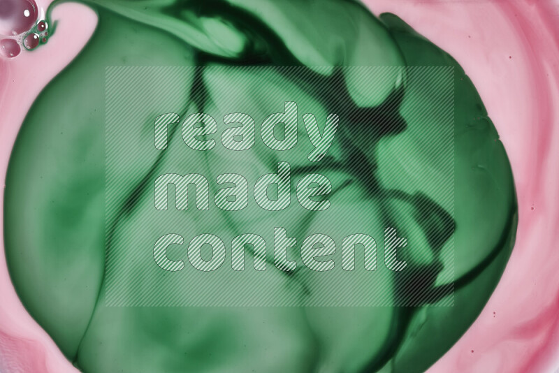 صورة مقربة لأنماط دوامية مجردة باللون الأحمر والأخضر