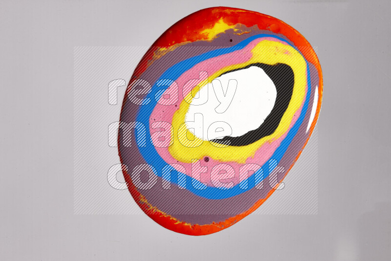 لقطات مقربة لألوان متنوعة تمتزج على خلفية رمادية