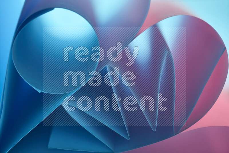 عرض فني لطيات الورق تخلق مزيج من الأشكال الهندسية، مضاءة بإضاءة ناعمة بدرجات اللون الأزرق والوردي