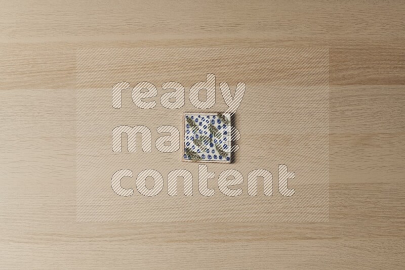 قواعد أكواب فخارية مزخرفة على خلفية خشبية فاتحة