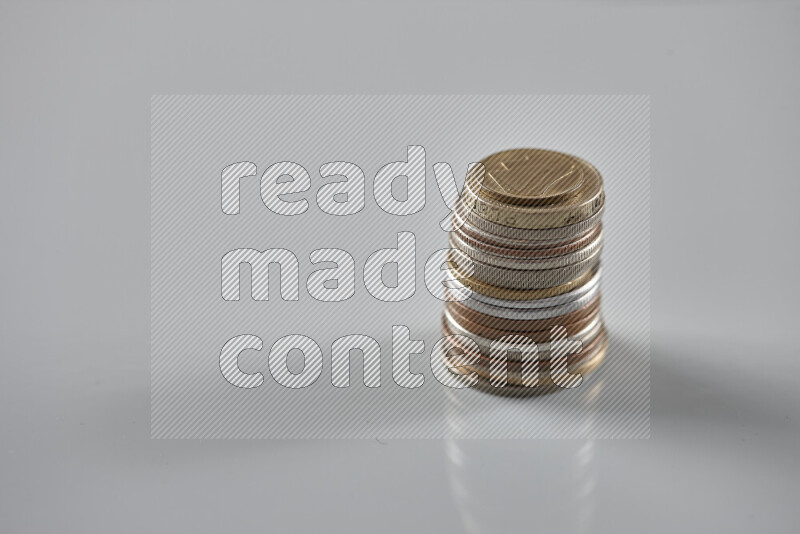 عملات معدنية قديمة عشوائية على خلفية رمادية