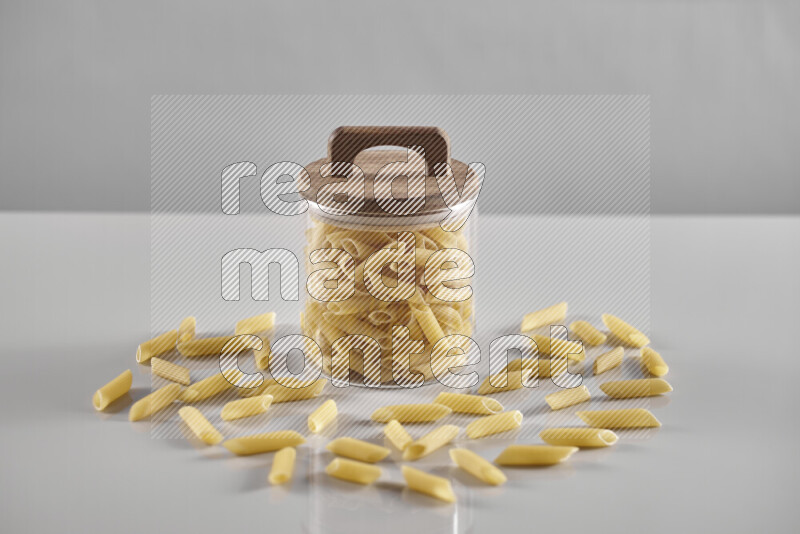 معكرونة في وعاء زجاجي علي خلفية رمادية