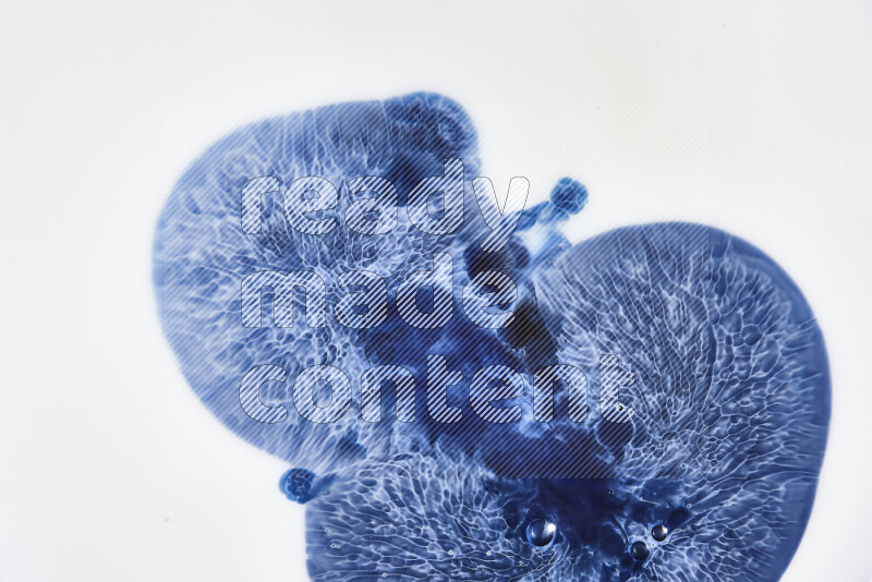 لقطة مقربة لأنماط دوامية باللون الأزرق والأبيض