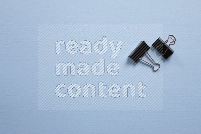 أدوات مدرسة مختلفة علي خلفية زرقاء