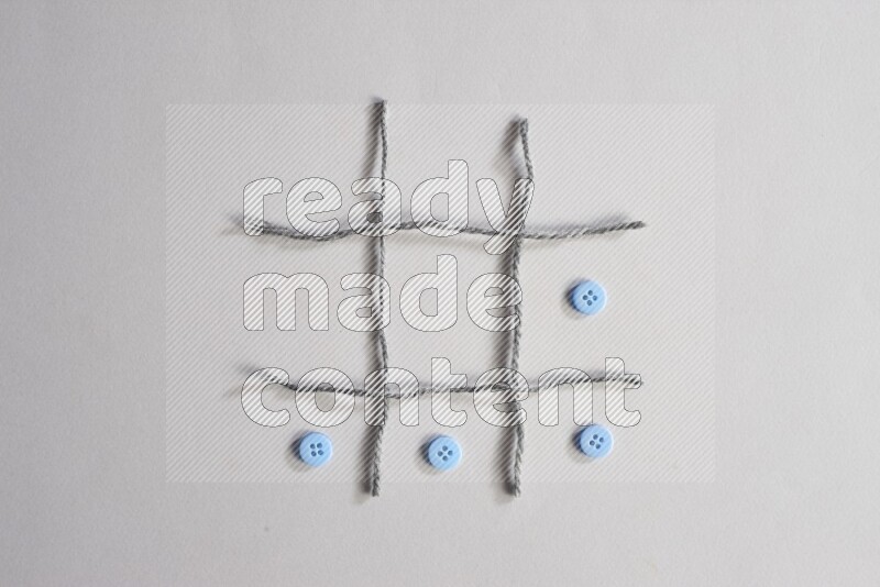 أزرار زرقاء موضوعة علي خلفية رمادية