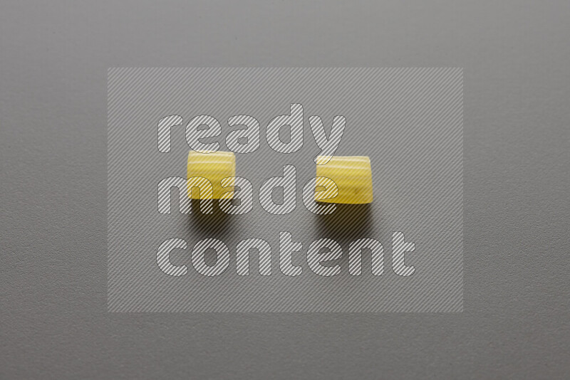 معكرونة مرمرية علي خلفية رمادية