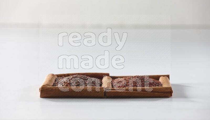 مربعان من أعواد القرفة ممتلئان ببذور الكتان وحب الرشاد علي خلفية بيضاء