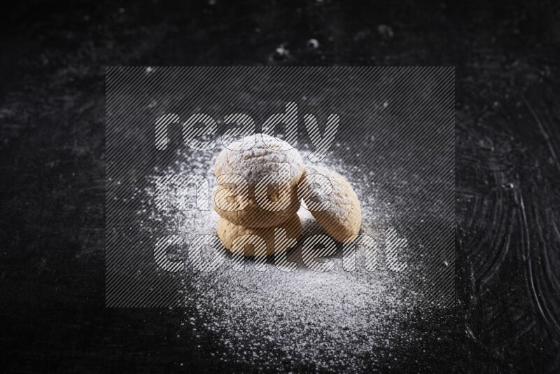 كحك علي خلفية سوداء