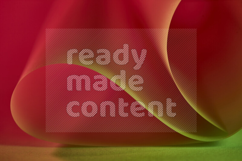 فن تجريدي يعرض منحنيات وتدرجات اللون الأخضر والأحمر مكونه بضوء ملون