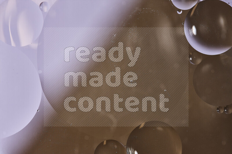 لقطات مقربة لفقاعات من الزيت على سطح الماء باللون الأبيض والبني