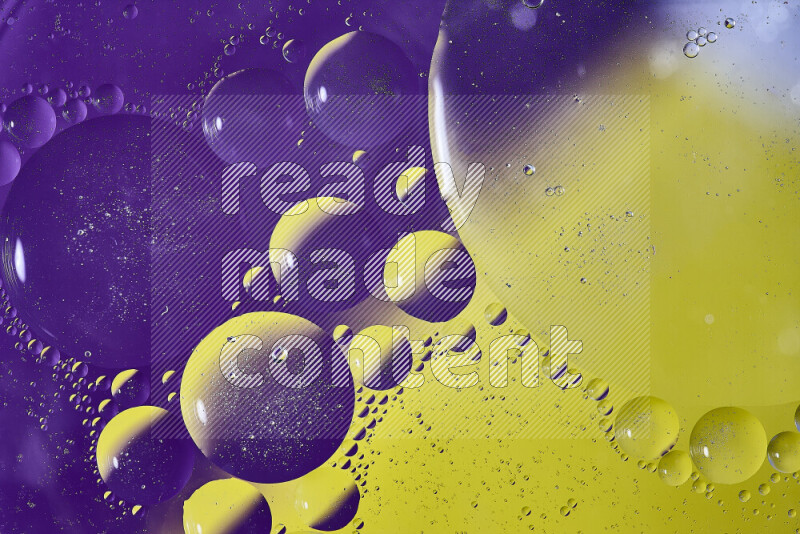 لقطات مقربة لفقاعات من الزيت على سطح الماء باللون الأرجواني والأصفر