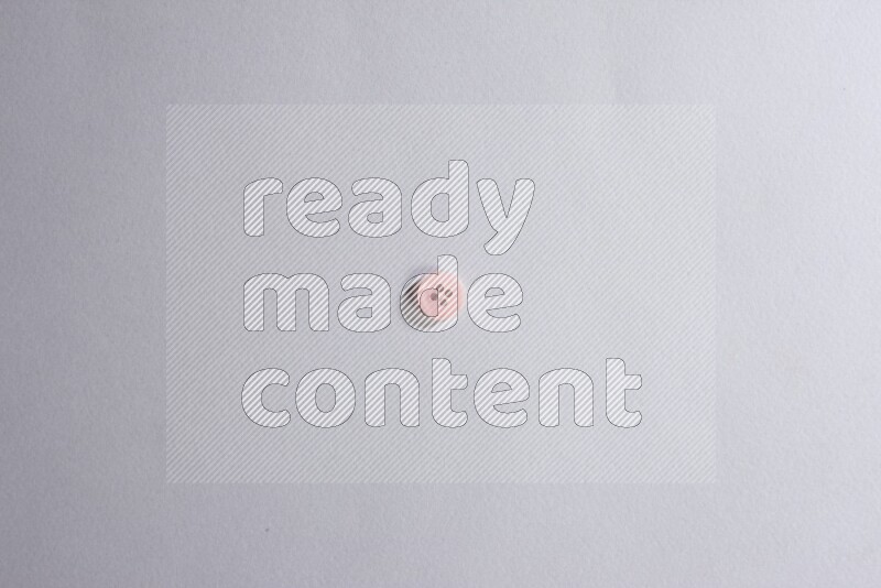 زر واحد ملون على خلفية رمادية