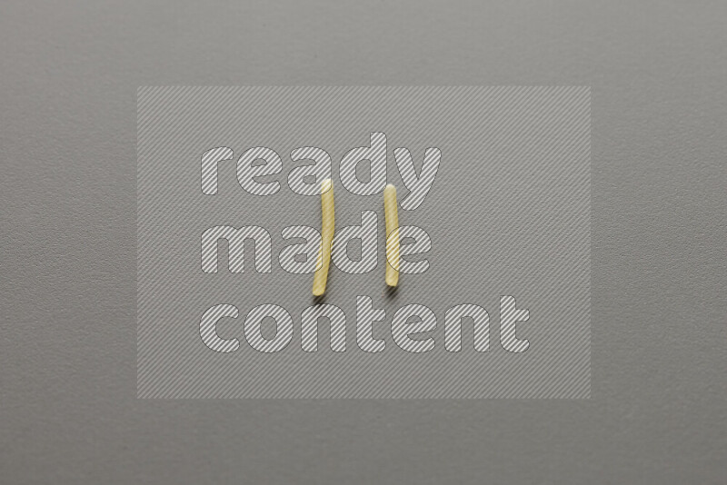 شعيرية علي خلفية رمادية