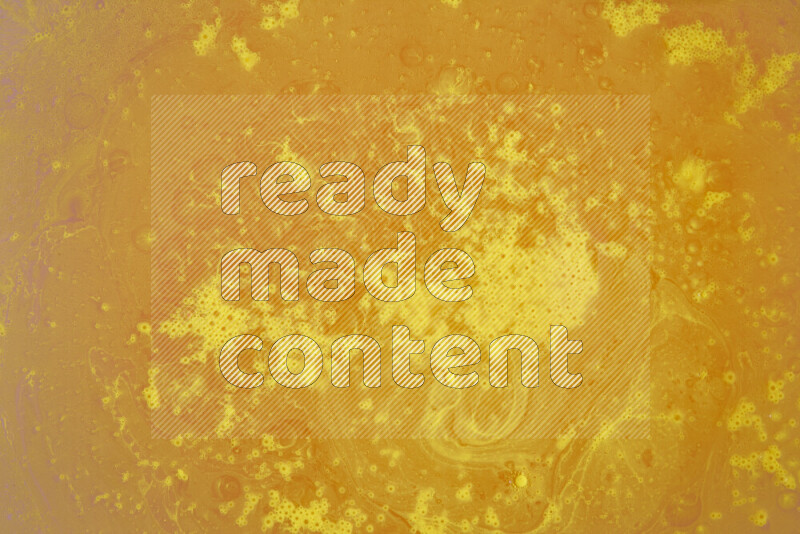 تلتقط الصورة تناثرا للطلاء الأصفر علي خلفية بيضاء