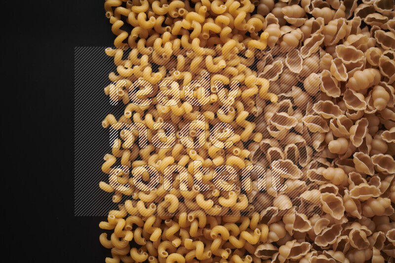 أنواع مختلفة من المعكرونة علي خلفية سوداء