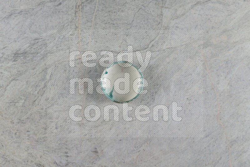 وعاء فخاري متعدد الألوان على خلفية من الرخام الرمادي