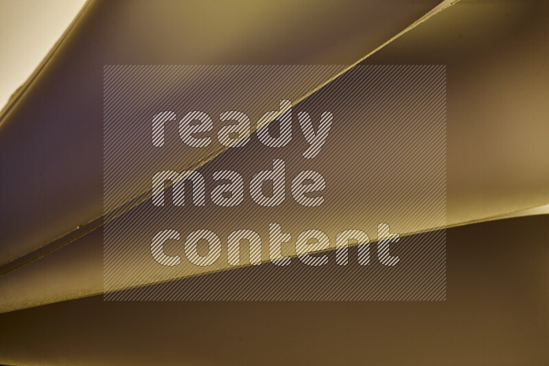 فن تجريدي يعرض منحنيات مع تدرجات الألوان الدافئة والباردة مكونه بضوء ملون