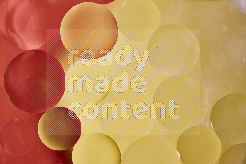 لقطات مقربة لفقاعات من الزيت على سطح الماء باللون الأحمر والأصفر