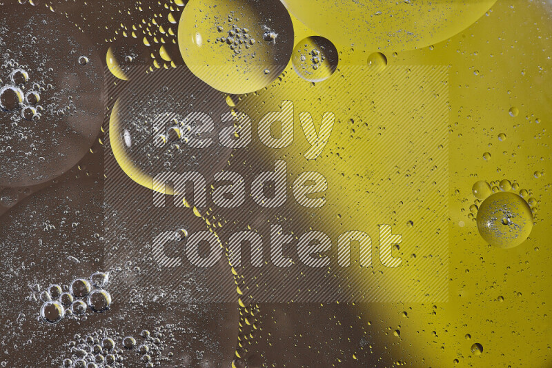 لقطات مقربة لفقاعات من الزيت على سطح الماء باللون الأصفر والبني