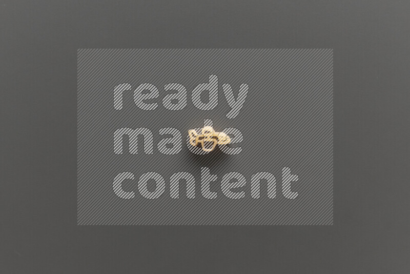 معكرونة بأشكال مختلفة للأطفال علي خلفية رمادية