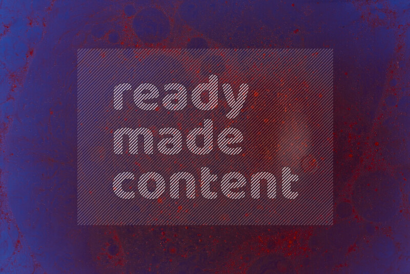 تلتقط الصورة تناثرا للطلاء الأحمر علي خلفية زرقاء