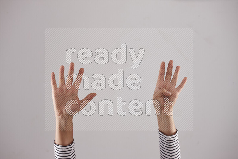 امرأة تشير بيديها بلغة الإشارات المختلفة