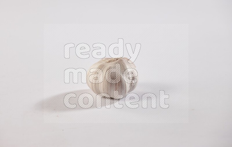 رأس ثوم كاملة موضوعه علي خلفية بيضاء