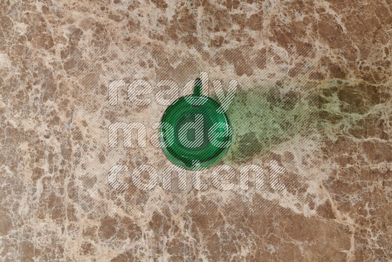 إبريق زجاجي فارغ على خلفية من الرخام البيج