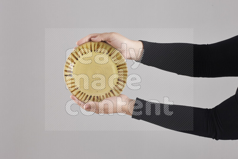 امرأة ترتدي عباءة سوداء تحمل أدوات فخارية مختلفة في أوضاع متعددة