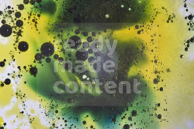 لقطات مقربة لقطرات ألوان مائية صفراء وزرقاء وخضراء على سطح الزيت على خلفية بيضاء