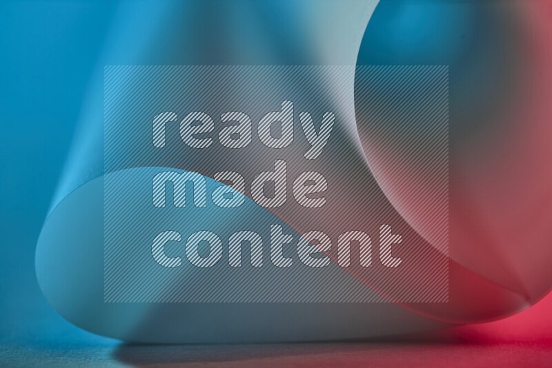 فن تجريدي يعرض منحنيات وتدرجات اللون الأزرق والأحمر مكونه بضوء ملون